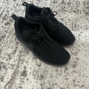 Nike Roshe Run ‘Triple Black’ Sneakers. Mens 8.5